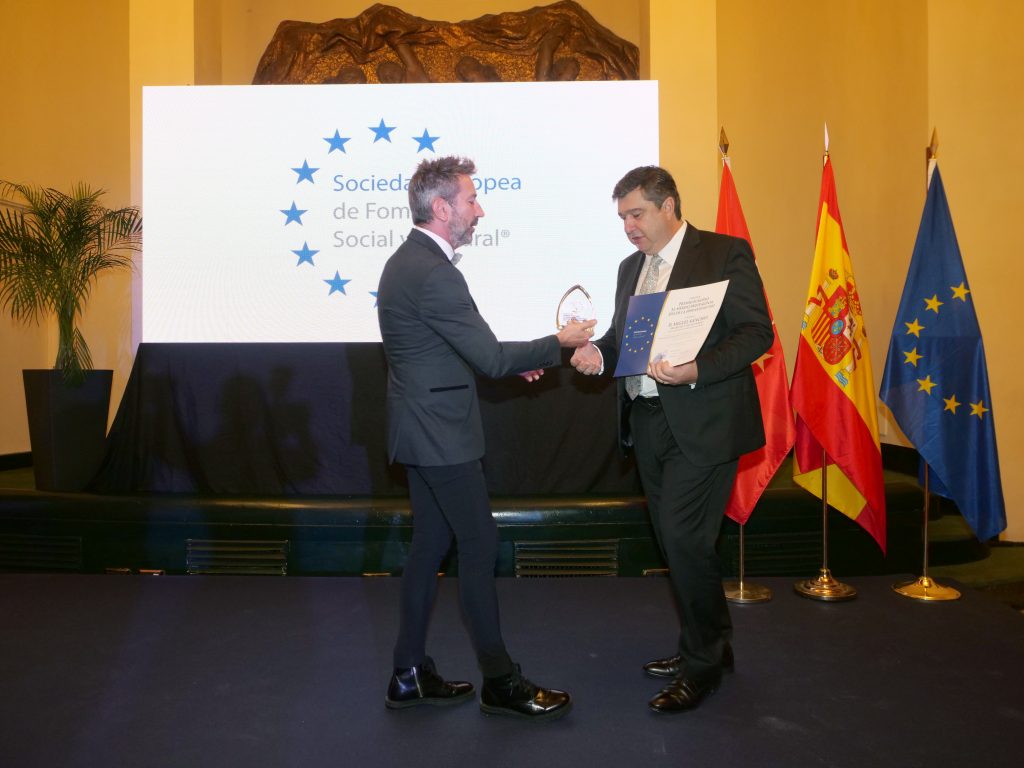 Miguel Sanchez recibe el premio al Mérito y Carrera Profesional Día de la Hispanidad